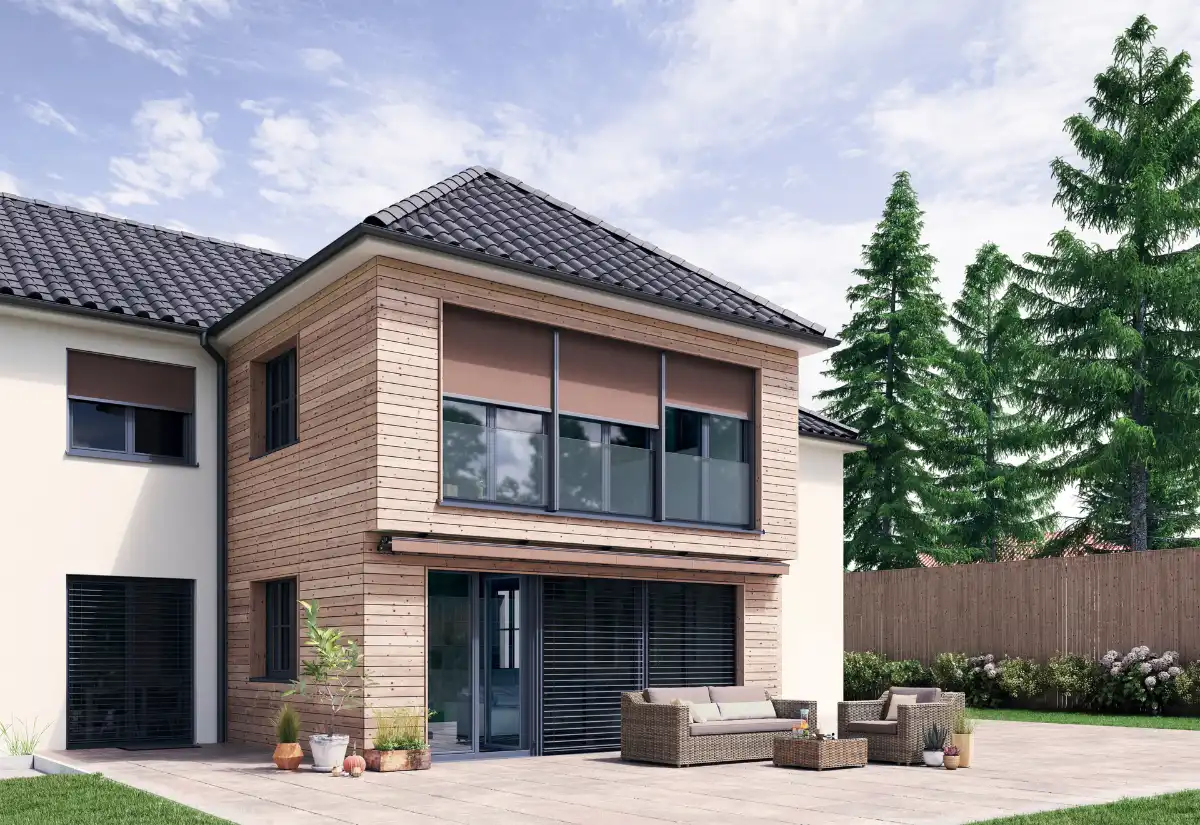 Modernes zweistöckiges Haus mit Holzfassade und Terrassenmöbeln