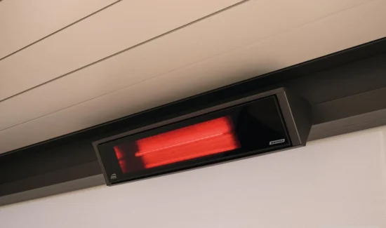 Infrarot-Heizstrahler unter einer Deckenmontage