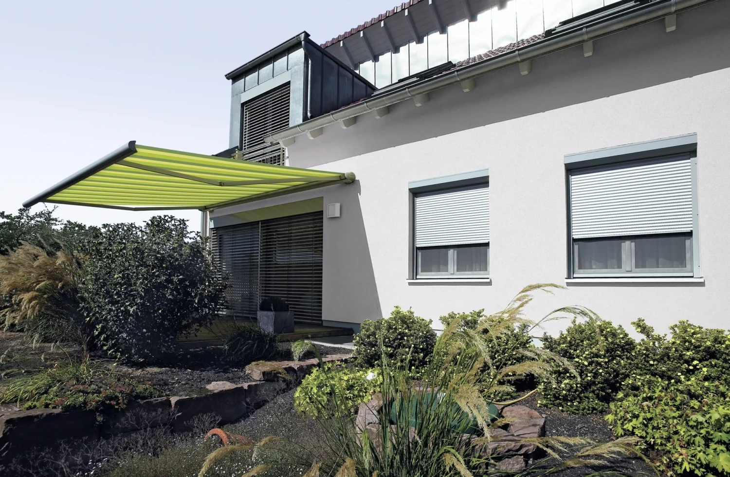 Modernes Einfamilienhaus mit Gartenterrasse und grüner Umgebung