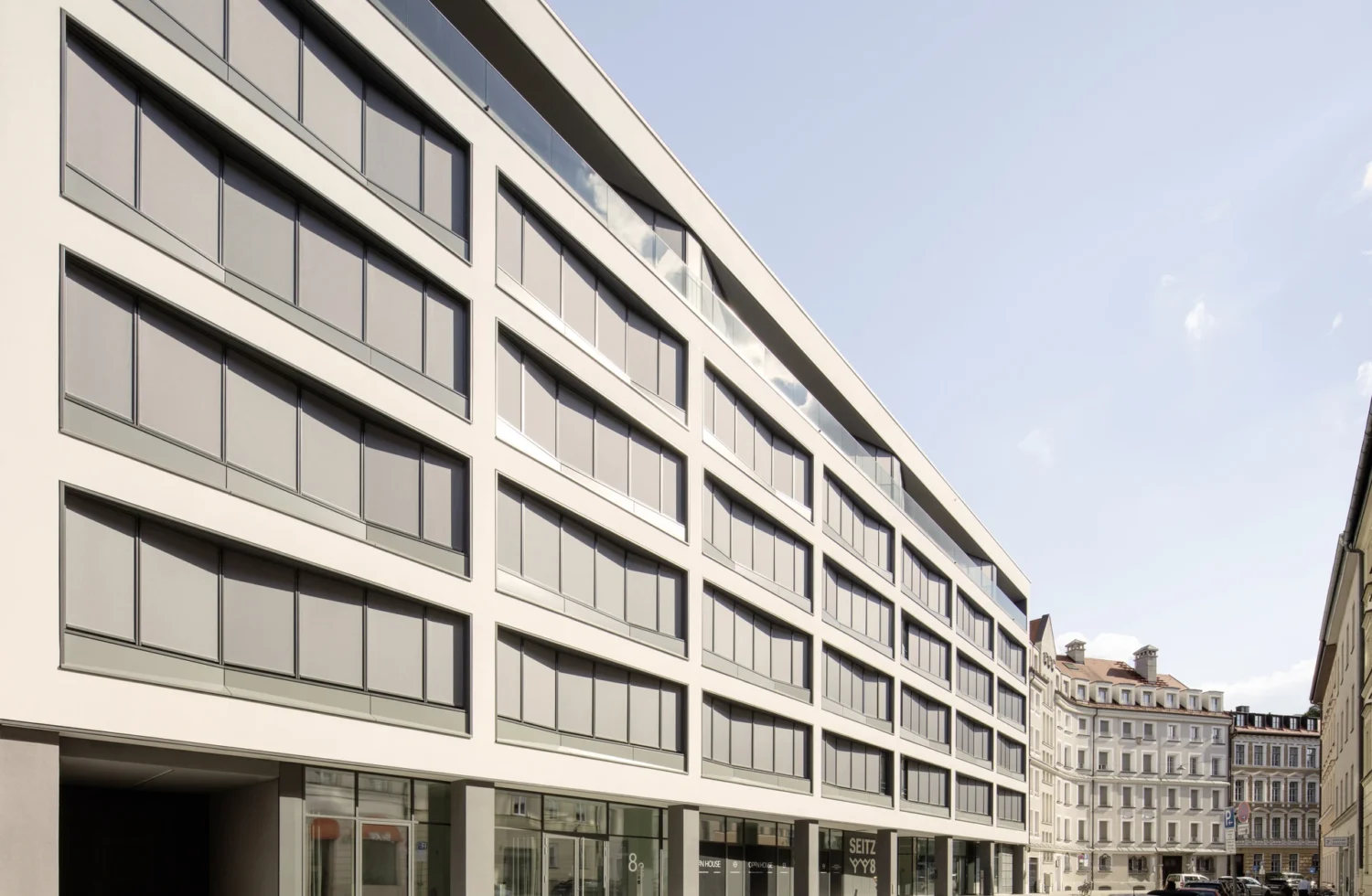 Moderne Bürogebäude in städtischer Umgebung mit klarer Architektur