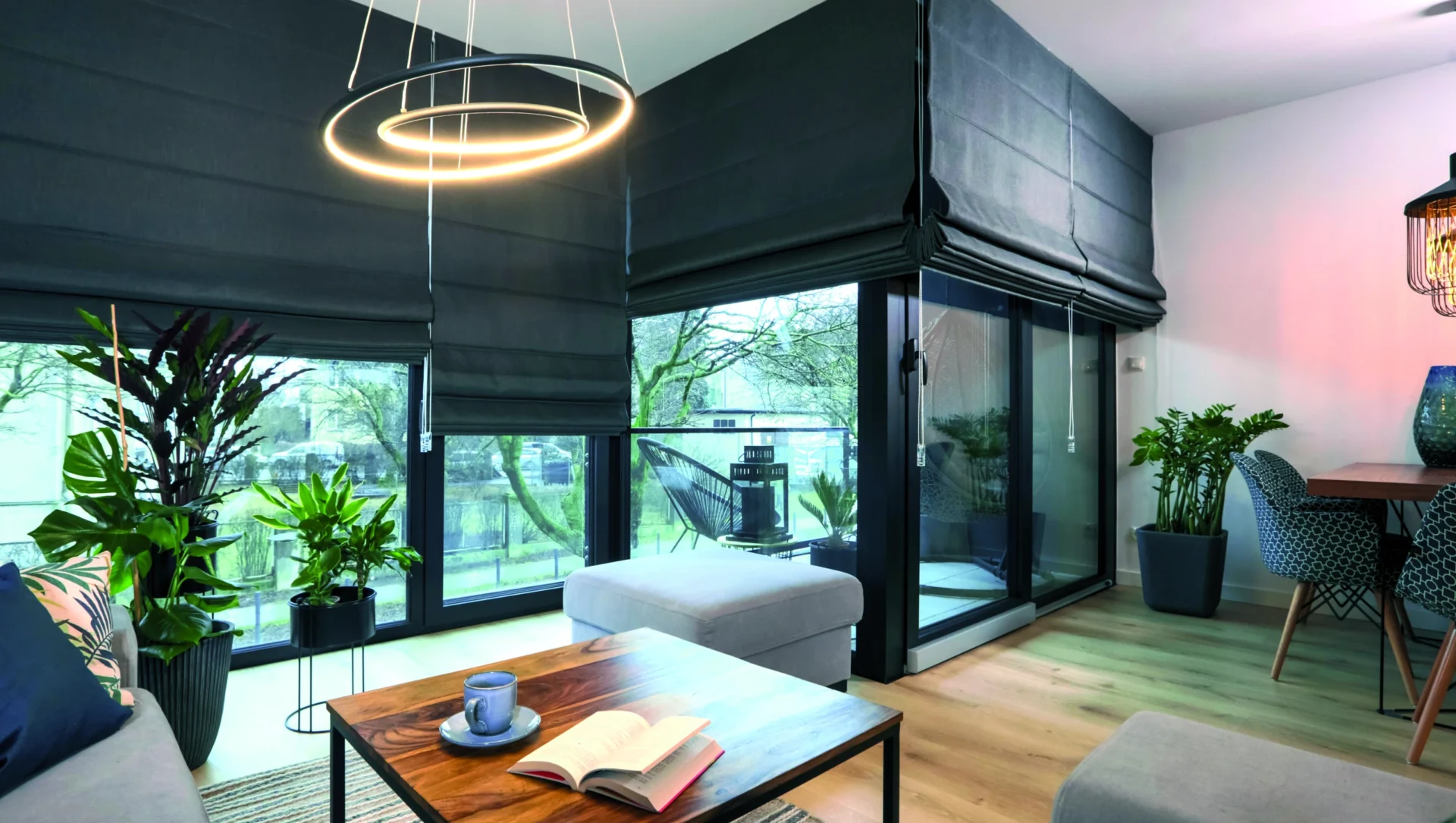 Modernes Wohnzimmer mit stilvoller Beleuchtung und großen Fenstern