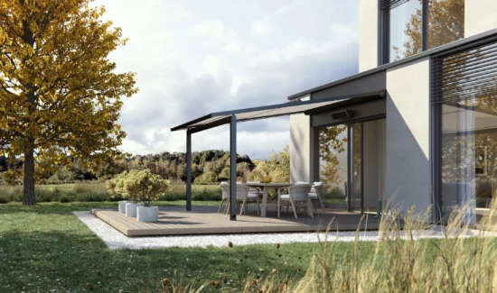 Moderne Terrasse mit Sonnenschutz vor einem Haus