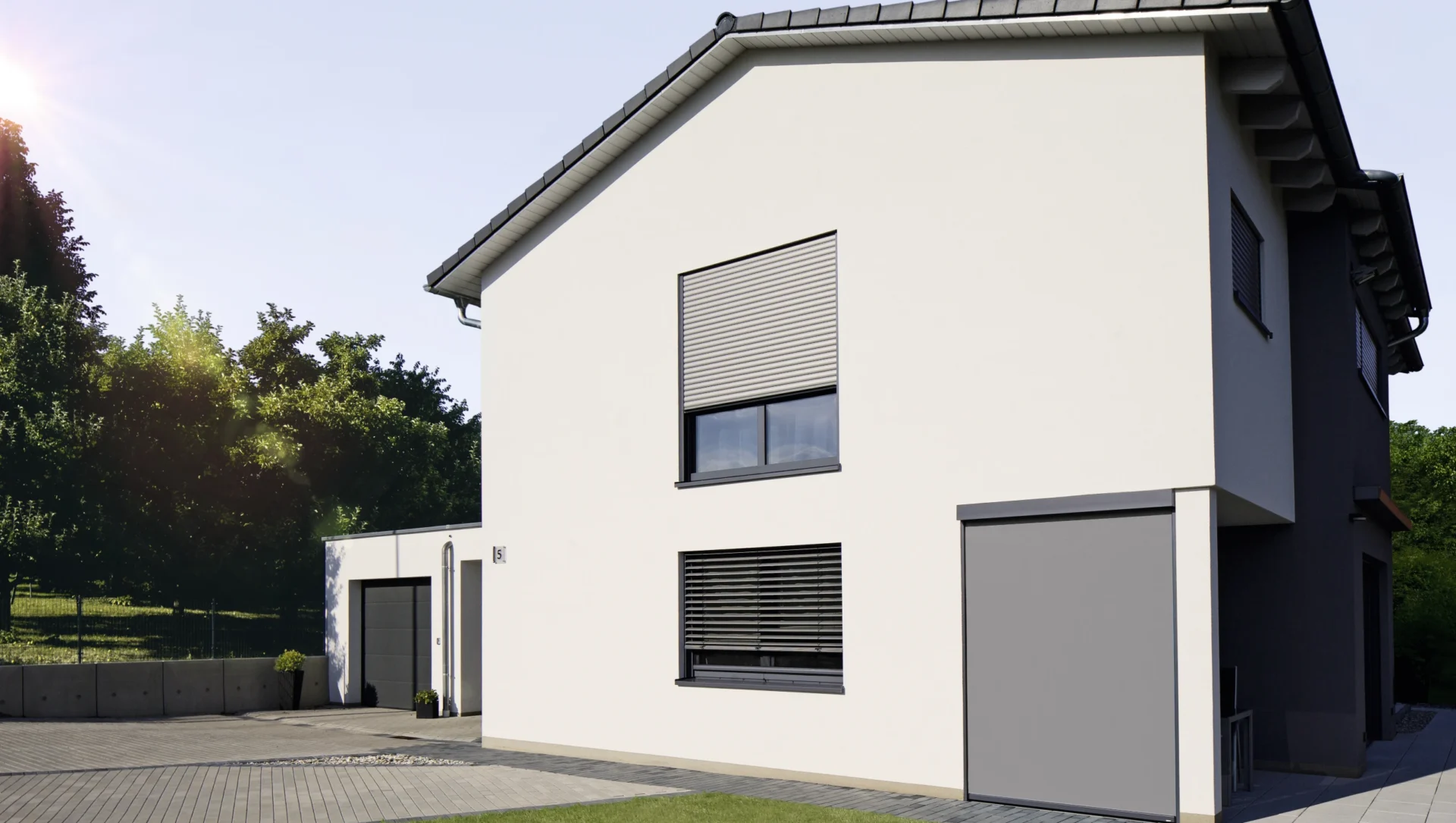 Wohngebäude mit weißer Fassade und Rollladen, Außenjalousie und Vorbau-Markise