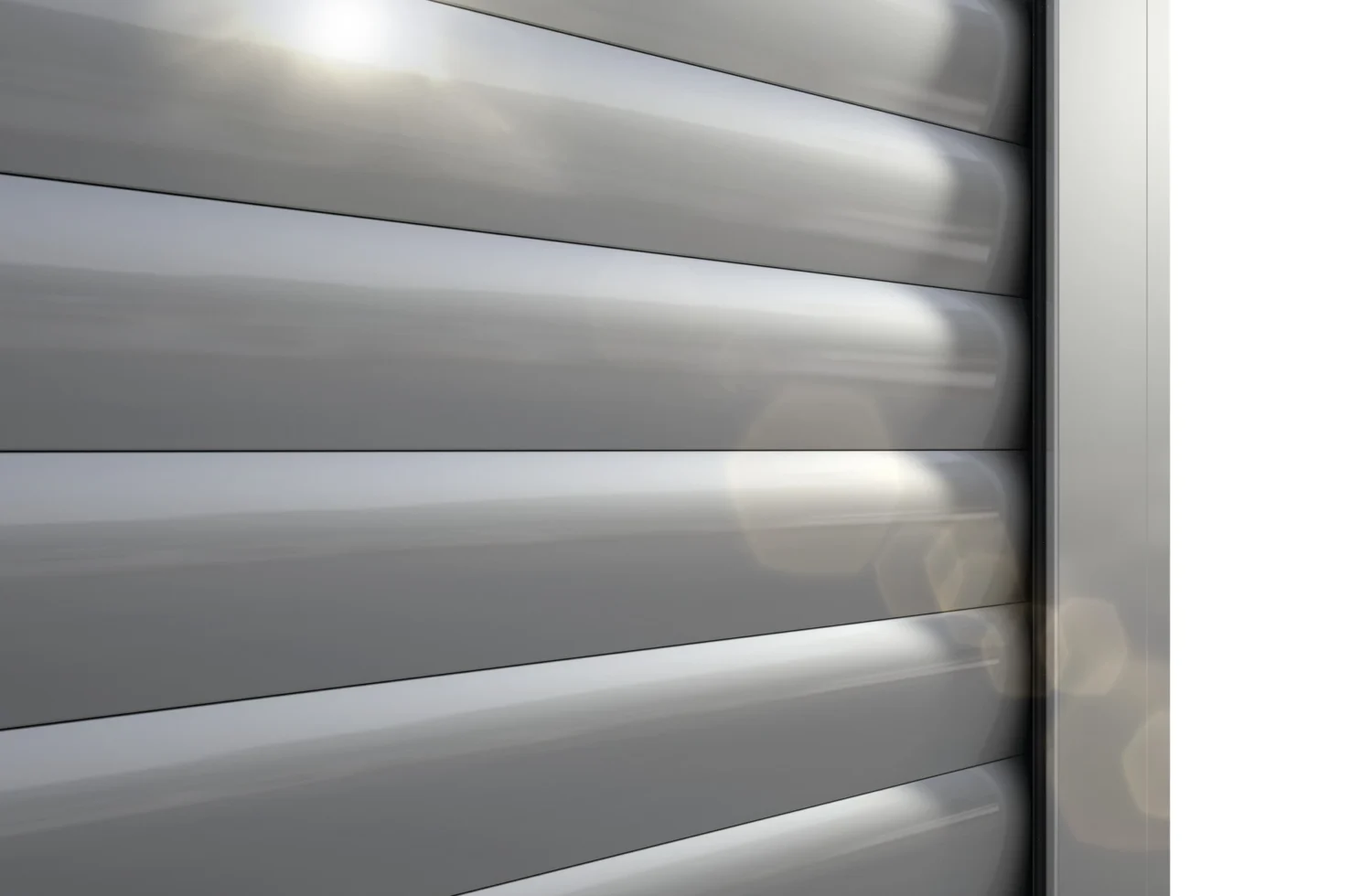 Nahaufnahme von horizontalen silbernen Rollladenlamellen